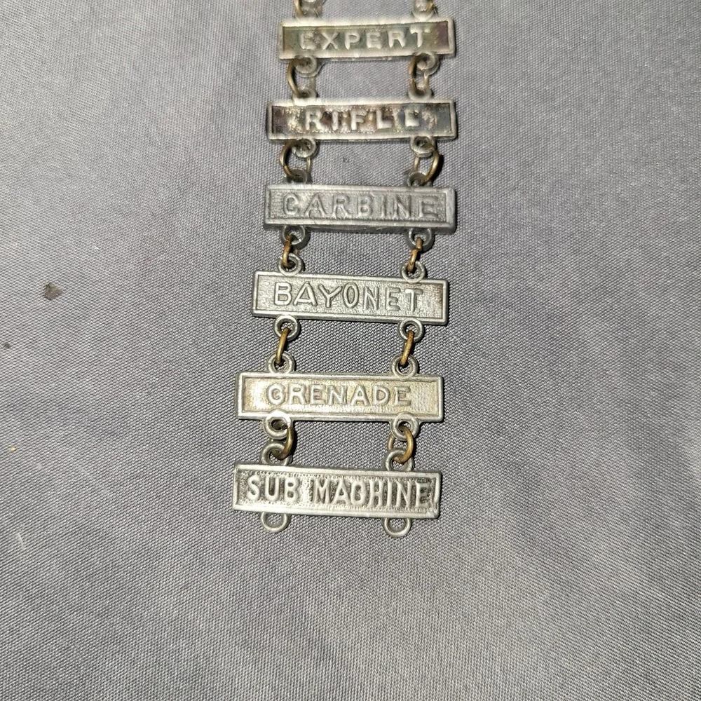 Vtg U.S. Army WW II Expert Marksmanship Rifle Bayonet Badge
